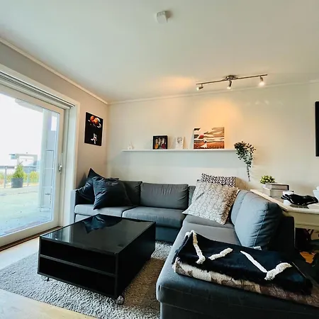 2 Bedroom In Great Location *